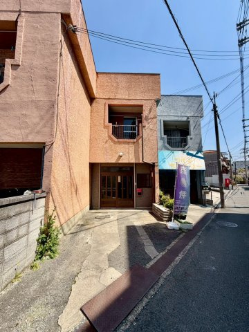寝屋川市石津南町　店舗付き住宅の前面道路含む現地写真