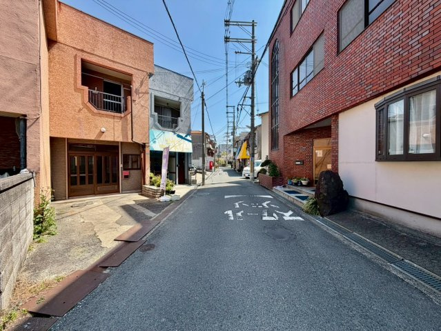 寝屋川市石津南町　店舗付き住宅の前面道路含む現地写真