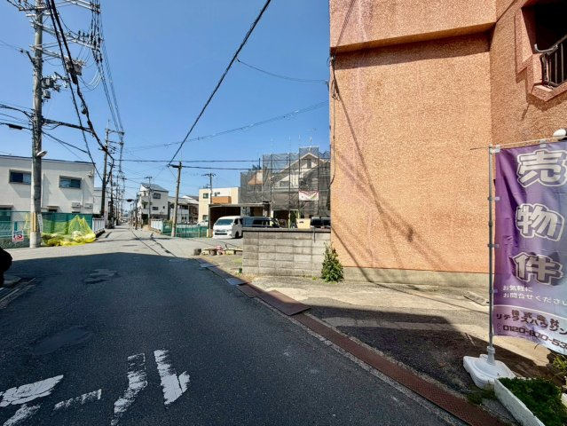 寝屋川市石津南町　店舗付き住宅の前面道路含む現地写真