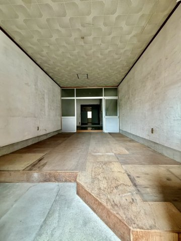 寝屋川市石津南町　店舗付き住宅のその他|1階部分は居住スペース、物置部屋としてもご利用いただける
ゆとりのあるフリースペースがございます。