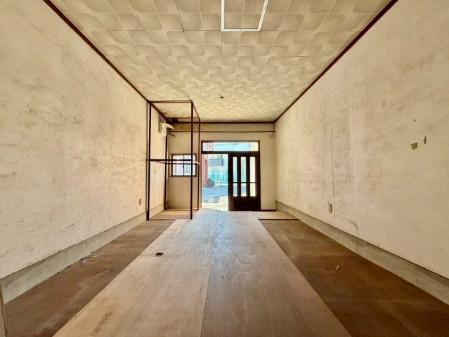 寝屋川市石津南町　店舗付き住宅の玄関