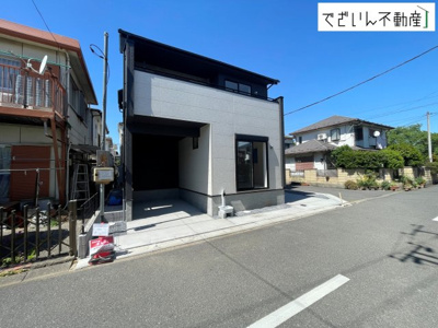 【外観】 | blooming garden久喜市栗原2丁目3期　新築住宅【インナーガレージのある家】 | 街並みに馴染む、シンプルで洗練された佇まい。暮らしにちょっとした遊び心を添えてくれるお家です。
現地(2026年5月撮影)