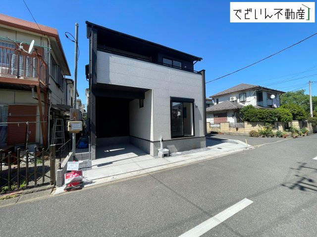【外観】 | blooming garden久喜市栗原2丁目3期　新築住宅【インナーガレージのある家】 | 街並みに馴染む、シンプルで洗練された佇まい。暮らしにちょっとした遊び心を添えてくれるお家です。
現地(2026年5月撮影)