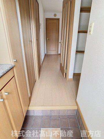 リアルエステートⅢの玄関