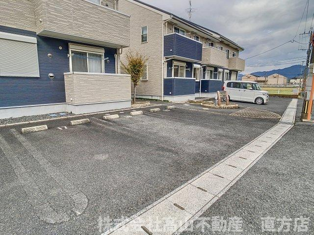 リアルエステートⅢの駐車場