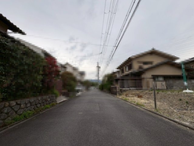 京都市西京区大原野上里男鹿町の前面道路含む現地写真|落ち着いた街並みが広がります。