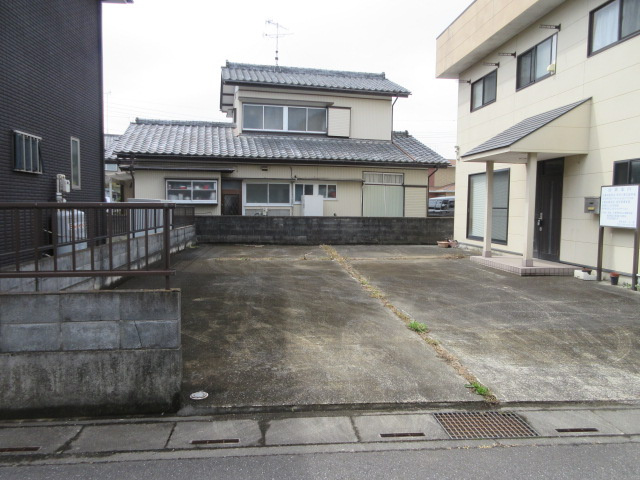 中古戸建　熊谷市原島206-6（リフォーム住宅）の駐車場