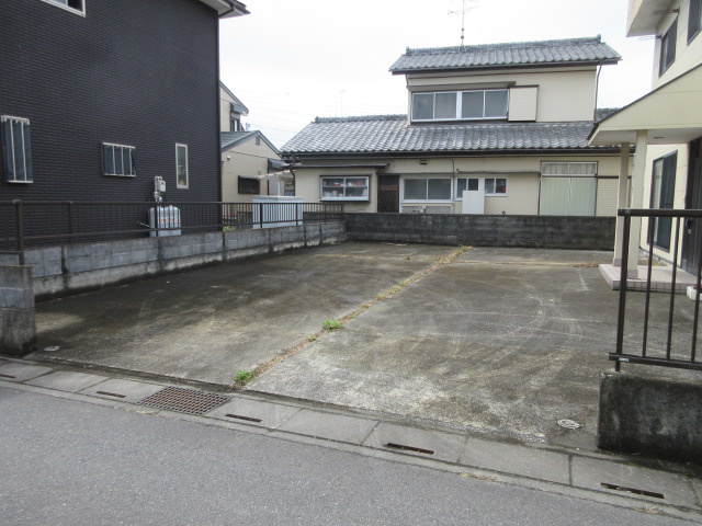 中古戸建　熊谷市原島206-6（リフォーム住宅）の駐車場