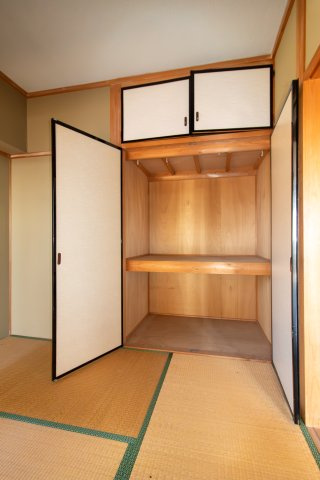 ニュートンヴィレッジの内装|広めの押入、窓から自然光が入り日中は明るく快適な和室ですね(^^)