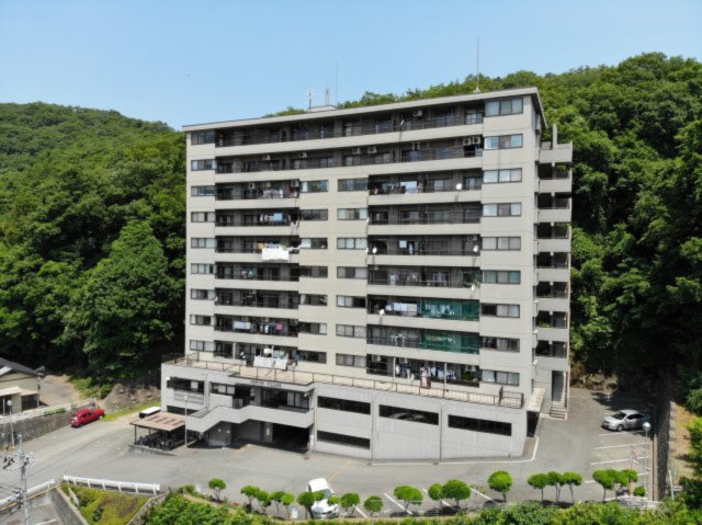 ニュートンヴィレッジの外観|緑に囲まれた自然豊で落ち着いた住環境、ファミリー層にもおすすめです(^^)
スーパー・コンビニ・病院・学校が徒歩圏内に位置しており、生活利便性が良いエリアです。