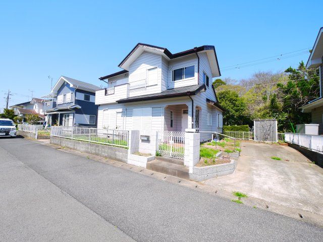 東金市大沼田　中古戸建の前面道路含む現地写真|4LDK 閑静な分譲地 駐車2台 約10年間別荘利用で内装比較的きれい  駐車2台可能