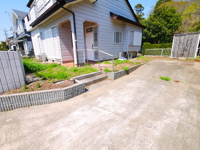 東金市大沼田　中古戸建の駐車場|4LDK 閑静な分譲地 駐車2台 約10年間別荘利用で内装比較的きれい  駐車2台可能