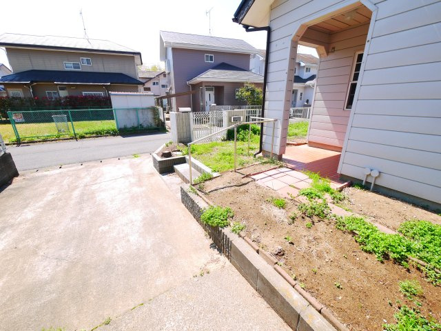 東金市大沼田　中古戸建の庭|4LDK 閑静な分譲地 駐車2台 約10年間別荘利用で内装比較的きれい  駐車2台可能
