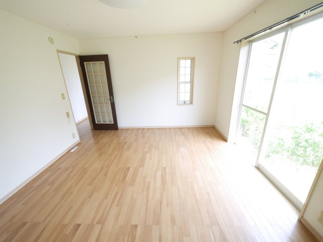 東金市大沼田　中古戸建の居間・リビング|4LDK 閑静な分譲地 駐車2台 約10年間別荘利用で内装比較的きれい  駐車2台可能