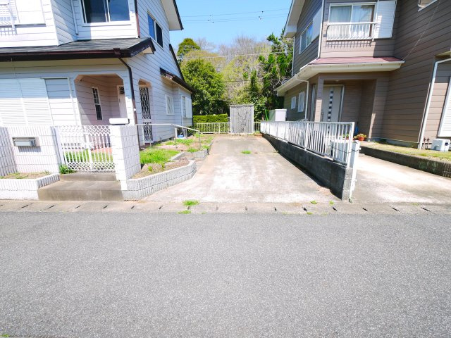 東金市大沼田　中古戸建の駐車場|4LDK 閑静な分譲地 駐車2台 約10年間別荘利用で内装比較的きれい  駐車2台可能