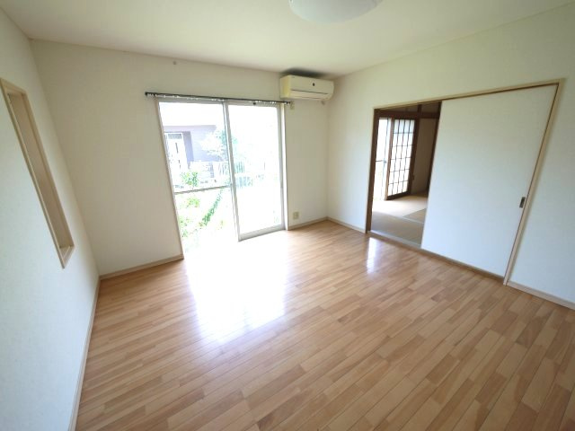 東金市大沼田　中古戸建の居間・リビング|4LDK 閑静な分譲地 駐車2台 約10年間別荘利用で内装比較的きれい  駐車2台可能