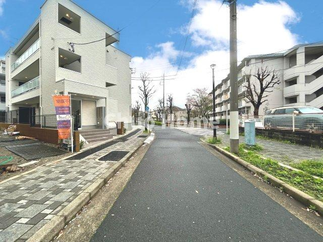 葛飾区西亀有2丁目新築分譲住宅の前面道路含む現地写真|全面道路