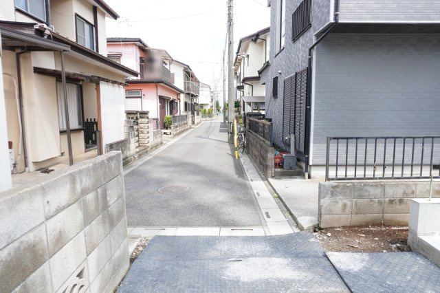 越谷市大字大里 新築分譲住宅の前面道路含む現地写真