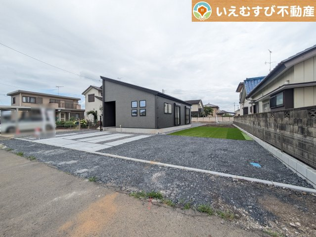 GRAFARE　羽生市藤井上組2期の駐車場|並列3台以上駐車可能なゆとりのカースペース
複数台車をお持ちでも、お友達が遊びに来てもゆとりの駐車スペース！