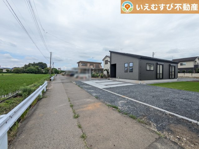 GRAFARE　羽生市藤井上組2期の前面道路含む現地写真|充分な広さの4ｍ前面道路
間口が広くお車の出し入れも問題なく行えるスペースが確保されています♪