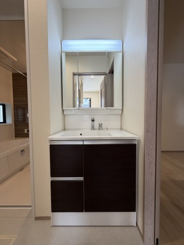 《仲介手数料無料》川越市砂新田５丁目30-8新築一戸建てハートフルタウンの独立洗面台