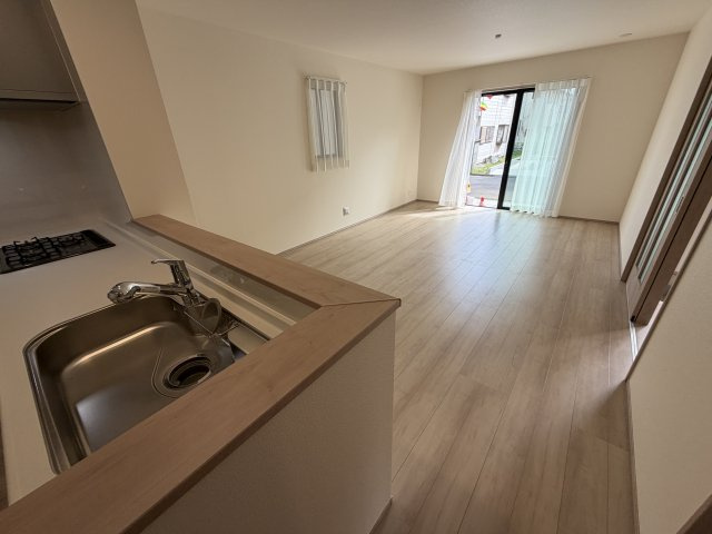 《仲介手数料無料》川越市砂新田５丁目30-8新築一戸建てハートフルタウンの居間・リビング