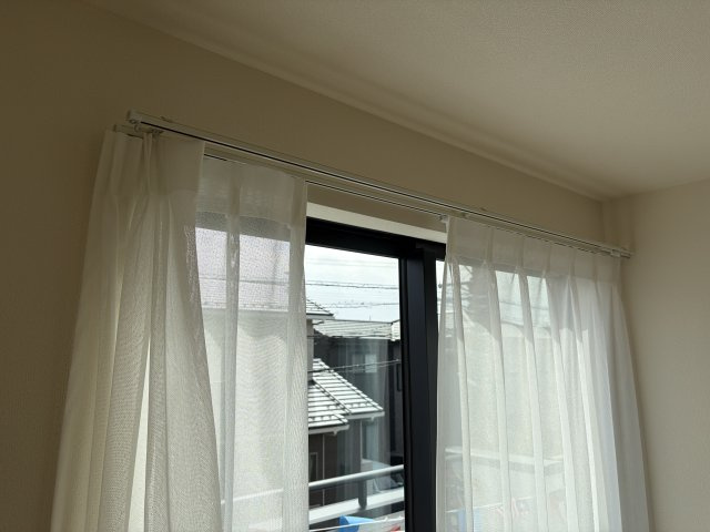 《仲介手数料無料》川越市砂新田５丁目30-8新築一戸建てハートフルタウンのその他|カーテンレール付き