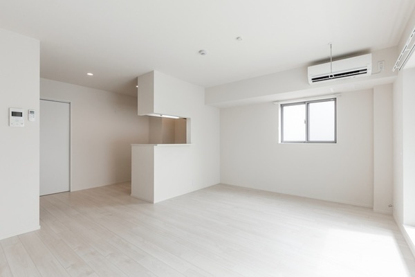 ORME COURT KINSHICHOの居間・リビング