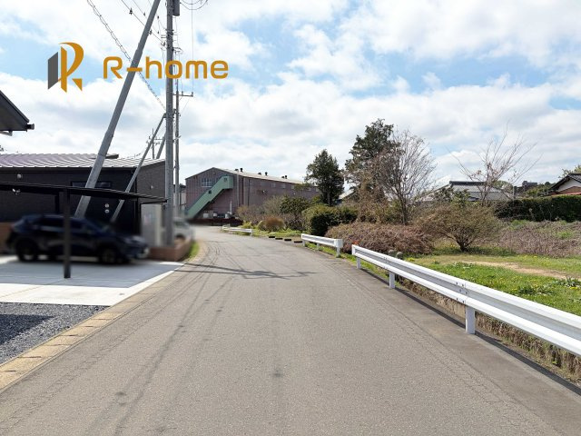 小美玉市羽鳥第12　新築戸建て　2号棟の前面道路含む現地写真|周辺環境も併せて案内致します♪
閑静な住宅地で笑顔あふれる新生活！
ぜひ現地へお越しください♪