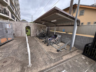 【駐輪場】 | ハッコー稲毛マンション | 通勤や通学用にご利用いただけます！
広くしっかりと区画分けされた駐輪場。管理も行き届いて使いやすそうです！