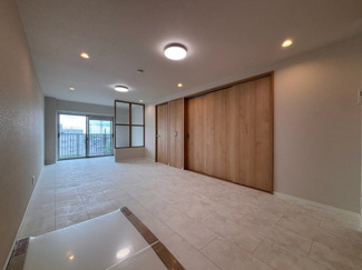 【居間・リビング】 | ハッコー稲毛マンション | 家族の笑顔が自然と生まれてくる、そんな雰囲気の間取りに仕上がっており、リフォーム済の広々としたリビング♪