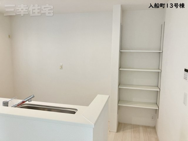 碧南市入船町の収納|キッチンに可動棚があります。食材ストックに困りません