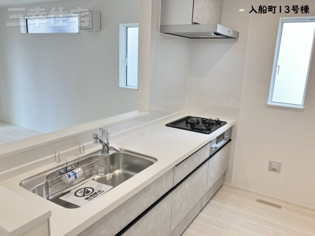 碧南市入船町のキッチン|家族の距離が縮まる対面式システムキッチン。キッチンを中心に笑顔と会話がはずむ開放的なスタイルです♪