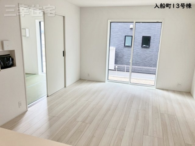 碧南市入船町の居間・リビング|15帖のリビングは4.5帖の洋風和室と続き間になって19.5帖の広々とした大空間に