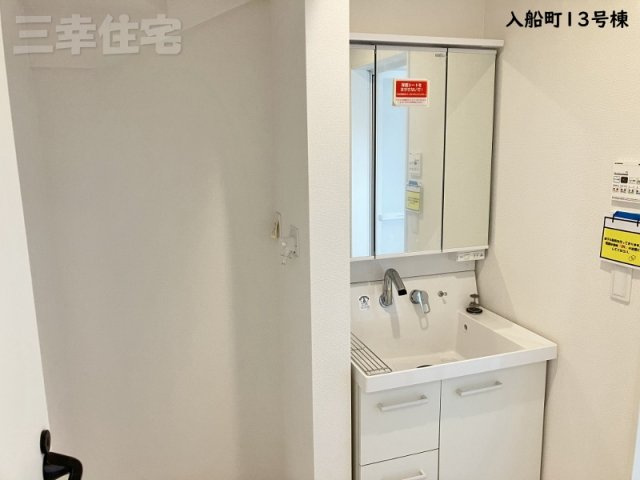 碧南市入船町の洗面所|広い洗面室には収納棚が置けるスペースが確保されています