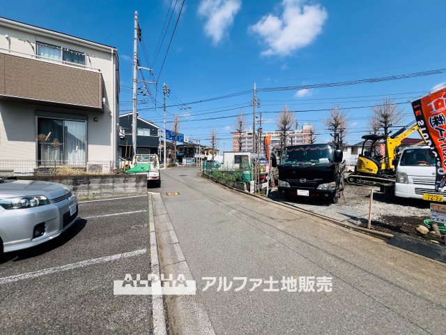 ~昭島田中町４棟現場~New Residential Subdivision　D号棟の前面道路含む現地写真|【A warm space】◆心をほどく場所◆
ゆったりとした空間に包まれ、誰かを迎えることが日常になる住まい。
この環境で暮らすうちに、時間の使い方も、人との距離感も変わっていく。