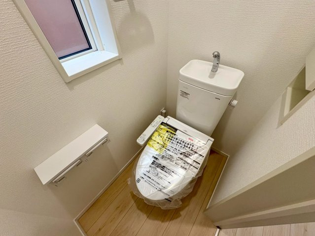 【軽ならP2台可】高知市中秦泉寺第1　新築一戸建のトイレ|窓付きで換気◎のトイレ！明るく清潔感ある快適空間