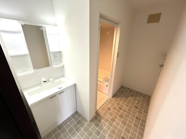 【洗面所】 | 仲介手数料無料！厚南小学校に通えるリフォーム済み中古住宅　宇部市西際波台 | シャンプードレッサーはシャワーヘッドが伸びるタイプ