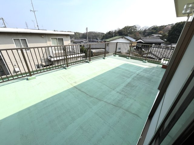 【バルコニー】 | 仲介手数料無料！厚南小学校に通えるリフォーム済み中古住宅　宇部市西際波台 | 陽当たり良好なバルコニーです