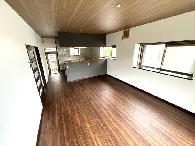 【居間・リビング】 | 仲介手数料無料！厚南小学校に通えるリフォーム済み中古住宅　宇部市西際波台 | ゆったりとしたリビングは家族の団らんがはずみますね♪