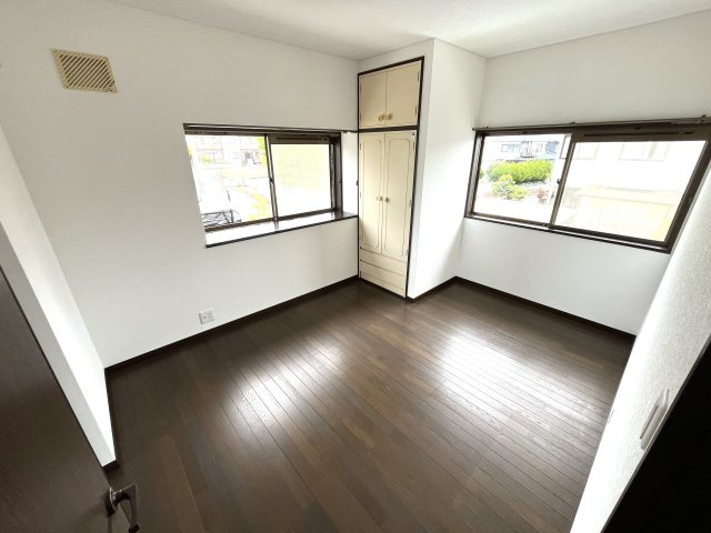 【洋室】 | 仲介手数料無料！厚南小学校に通えるリフォーム済み中古住宅　宇部市西際波台 | ２面採光の明るいお部屋で健やかな毎日