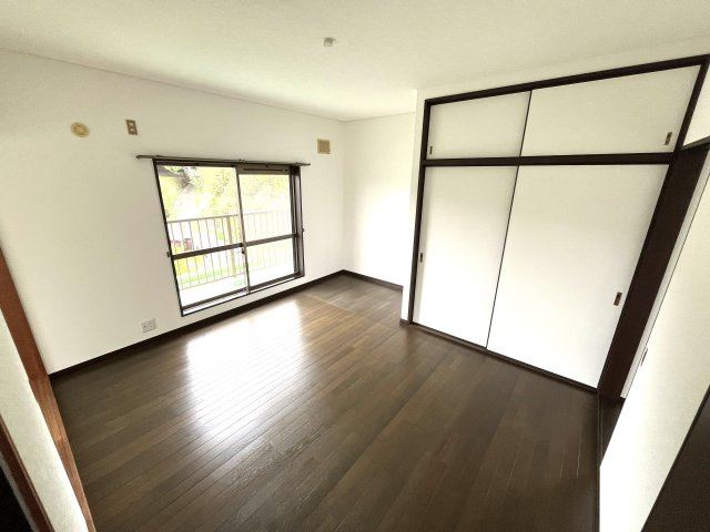 【洋室】 | 仲介手数料無料！厚南小学校に通えるリフォーム済み中古住宅　宇部市西際波台 | 明るい洋室です