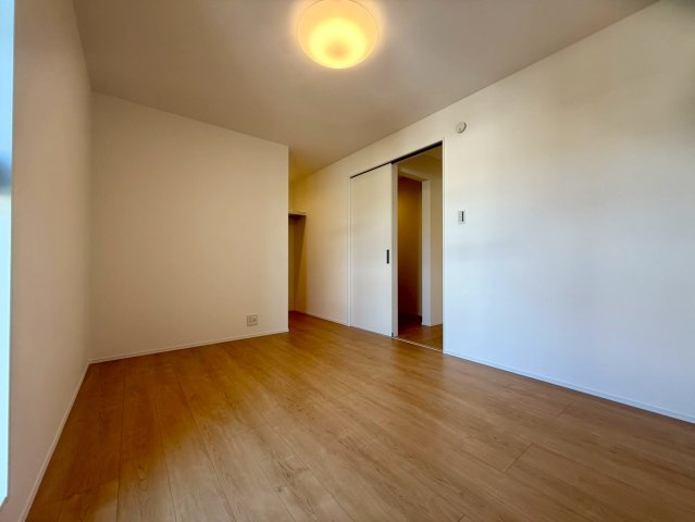 高知市福井町　新築一戸建ての洋室|落ち着いた木目が心地よい洋室。収納もしっかり確保され、寝室にも子ども部屋にも使いやすい空間です