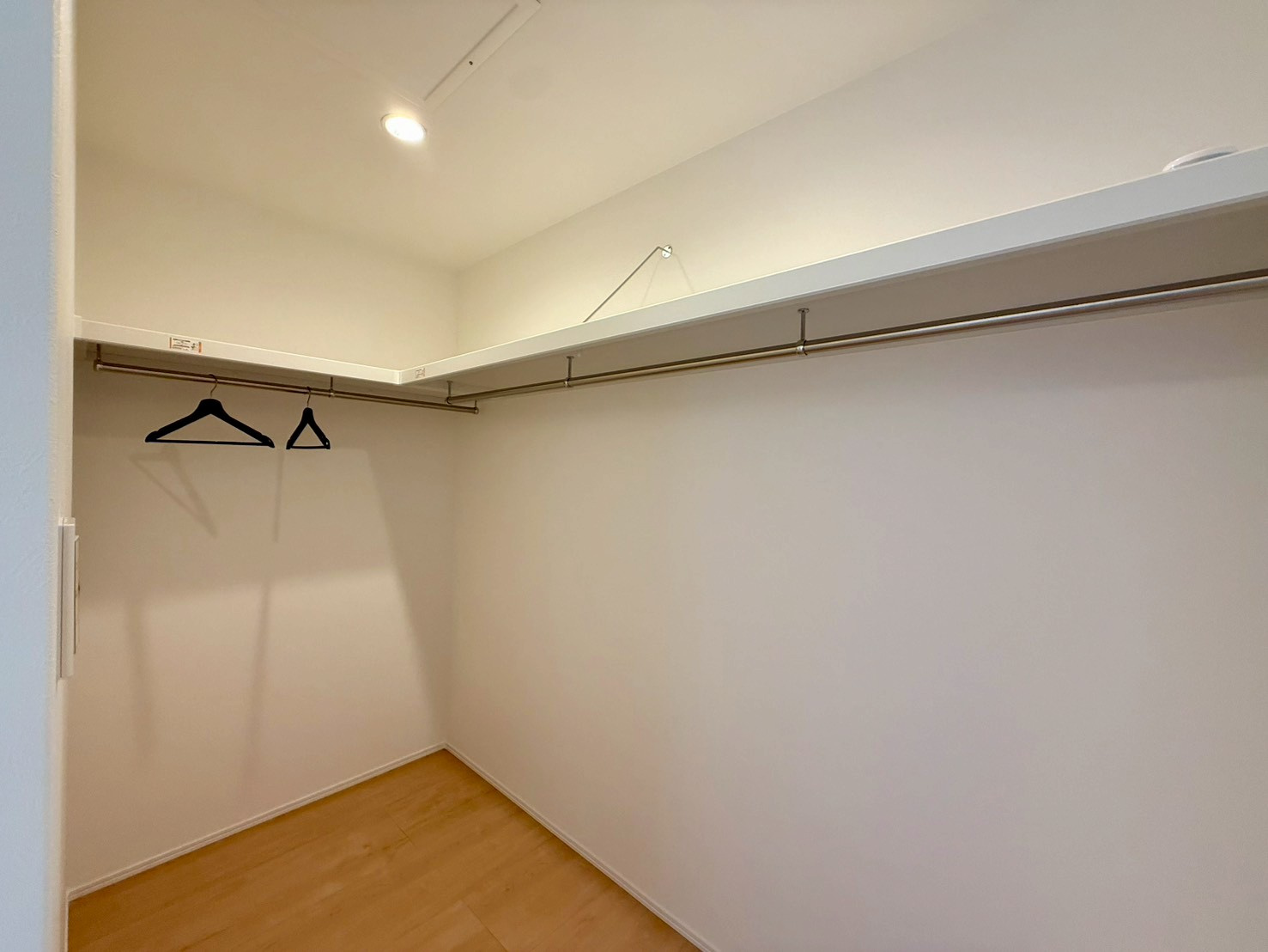 高知市福井町　新築一戸建ての収納|大容量のウォークインクローゼット。衣類をたっぷり収納でき、毎日の身支度もスムーズになります