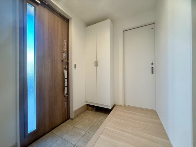 高知市福井町　新築一戸建ての玄関|明るい採光が入る玄関ホール。収納も備わり、いつでもすっきり気持ちよくお迎えできる空間です