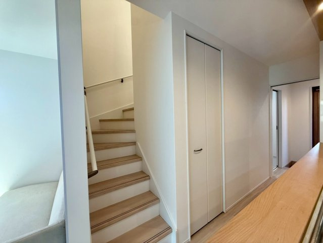 高知市福井町　新築一戸建ての収納|階段横に収納を備えた便利な動線。日用品もすっきり収まり、生活スペースが広く使えます