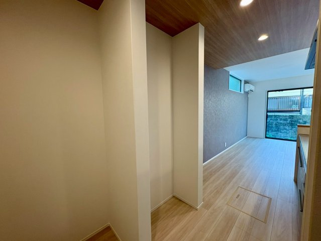 高知市福井町　新築一戸建ての収納|キッチン横の便利な収納スペース。食品や日用品をまとめて片付けられ、家事がさらにスムーズに