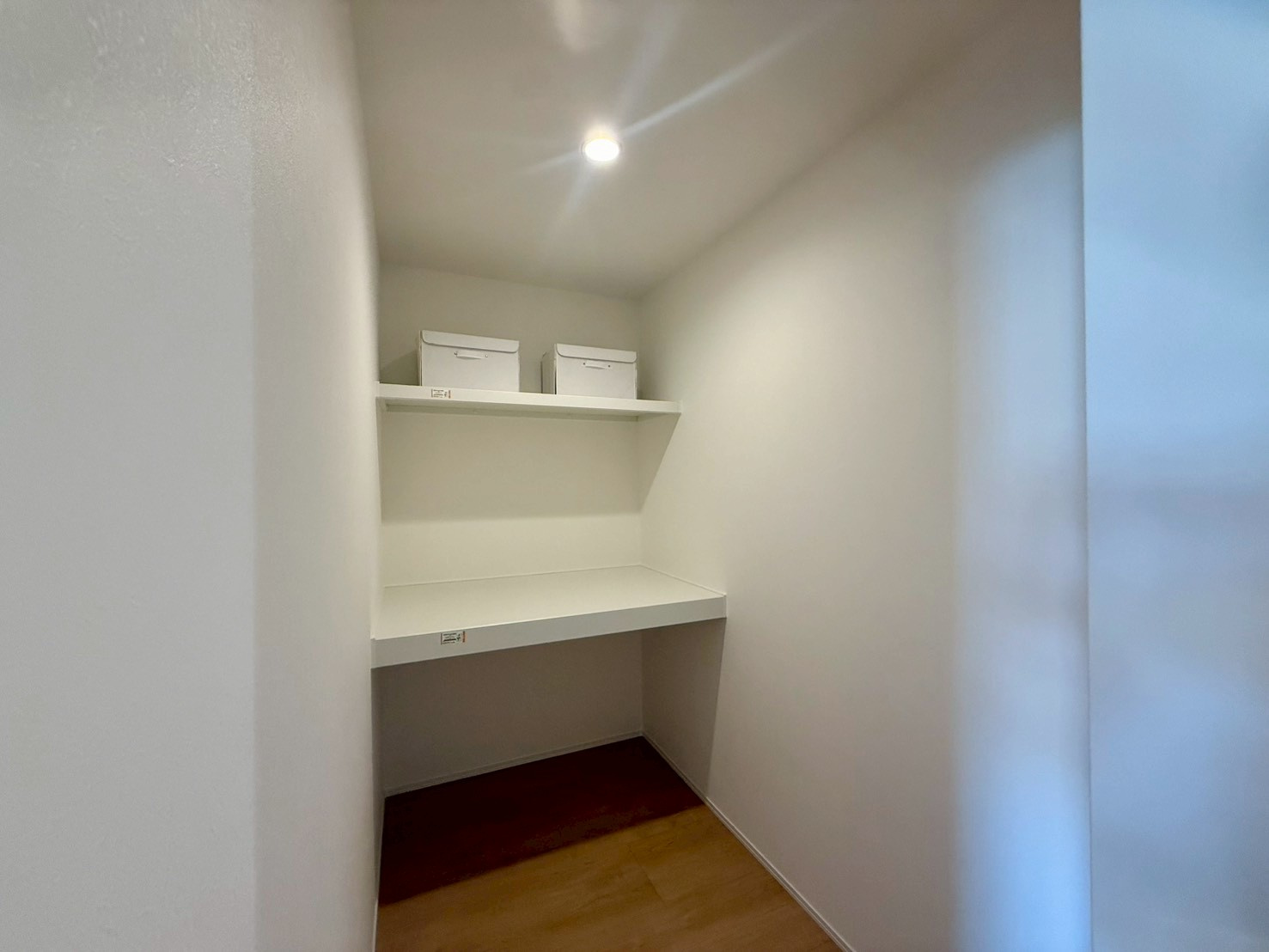 高知市福井町　新築一戸建ての収納|奥行きのある収納スペース。棚を活かして日用品をまとめて整理でき、暮らしがすっきり整います