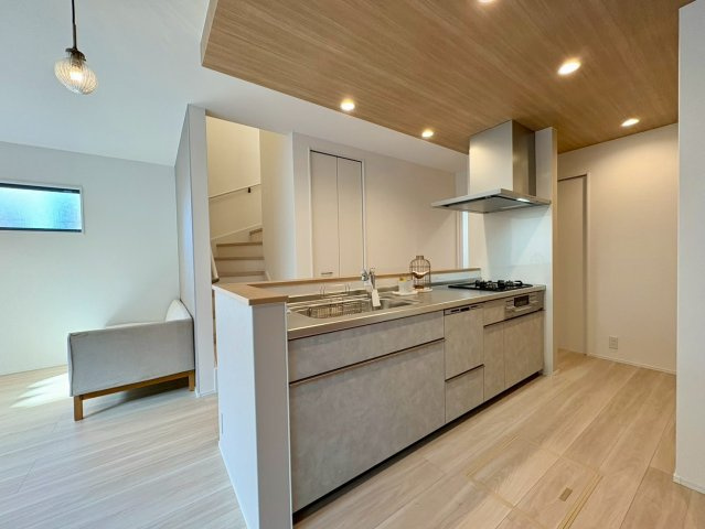 高知市福井町　新築一戸建てのキッチン|木目天井がアクセントのキッチン。広い作業スペースと豊富な収納で、家事が快適にこなせます