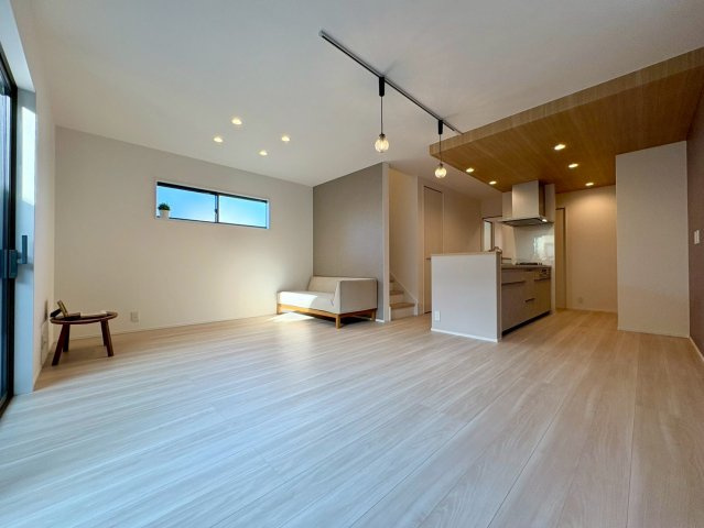 高知市福井町　新築一戸建ての居間・リビング|木目がやさしい明るいLDK。広々とした空間で家族の時間もゆったり過ごせる心地よい住まいです♪